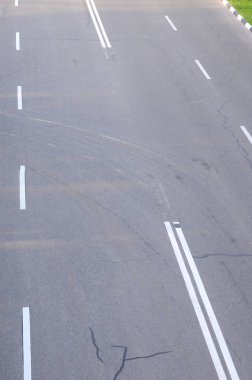 Çukurlar ile hasarlı kötü asfalt yol. Asfalt yama onarımı