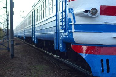 Eski Sovyet elektrikli tren ile modası geçmiş tasarım demiryolu ile hareket