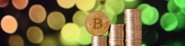Bitcoin dijital para ve sikke para yığınları closeup