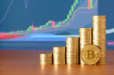 Bitcoin dijital para ve sikke para yığınları closeup