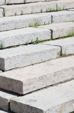 Binanın girişinde Beton merdiven. Merdivenler çapraz yukarı gidiyor