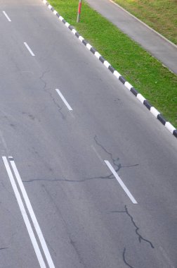 Çukurlar ile hasarlı kötü asfalt yol. Asfalt yama onarımı