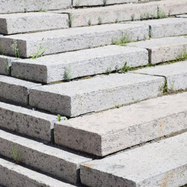 Binanın girişinde Beton merdiven. Merdivenler çapraz yukarı gidiyor