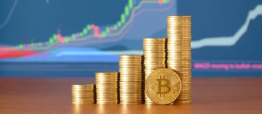 Bitcoin dijital para ve sikke para yığınları closeup