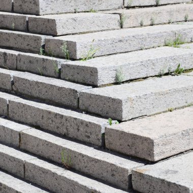 Binanın girişinde Beton merdiven. Merdivenler çapraz yukarı gidiyor