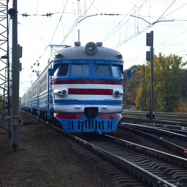 Eski Sovyet elektrikli tren ile modası geçmiş tasarım demiryolu ile hareket