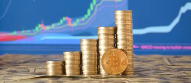 Bitcoin dijital para ve sikke para yığınları closeup
