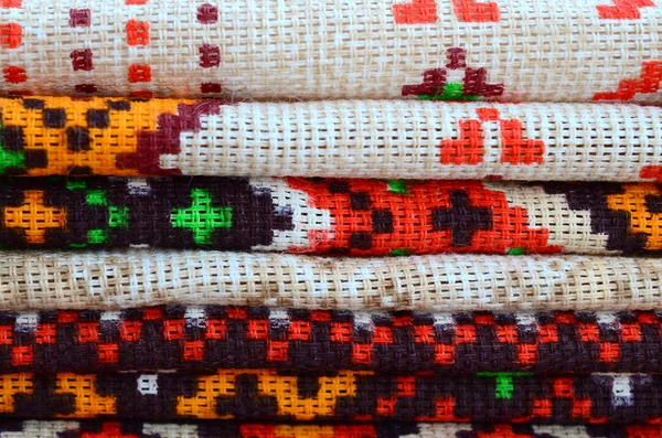 Stack av traditionella ukrainska folk konst stickade broderi mönster på textil tyg — Stockfoto