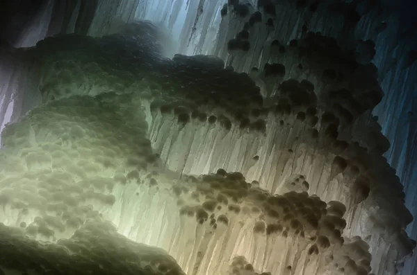 Buz dondurulmuş şelale veya mağara arka plan büyük bloklar — Stok fotoğraf