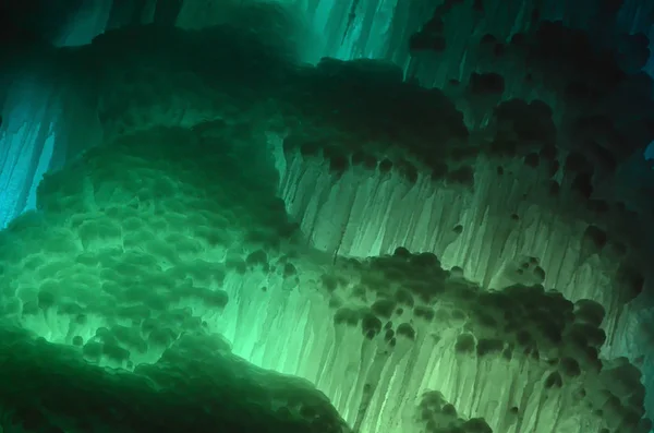Grote blokken ijs bevroren waterval of grot achtergrond — Stockfoto
