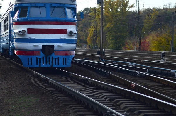 Vecchio treno elettrico sovietico con design obsoleto in movimento su rotaia — Foto Stock