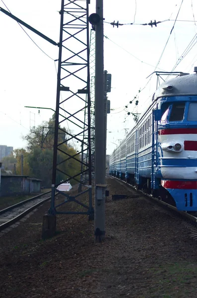 Velho trem elétrico soviético com design desatualizado movendo-se por via férrea — Fotografia de Stock