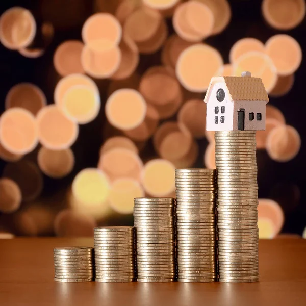 Tervezés megtakarítási pénzt érmék vásárolni otthoni koncepció — Stock Fotó