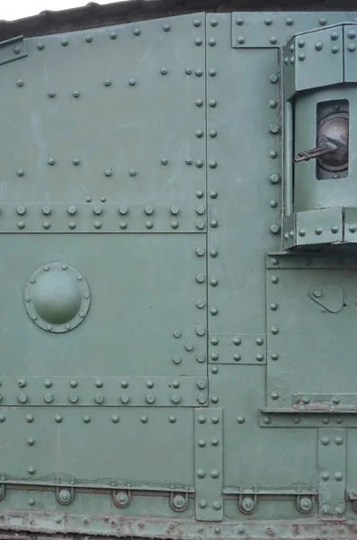 Textura da parede lateral do tanque, feita de metal e reforçada com uma infinidade de parafusos e rebites — Fotografia de Stock