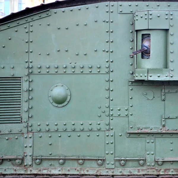 Textuur van de wand van de tank, gemaakt van metaal en versterkt met een veelheid van bouten en klinknagels — Stockfoto