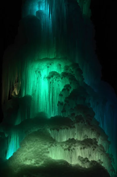 Grands blocs de glace cascade gelée ou fond de caverne — Photo