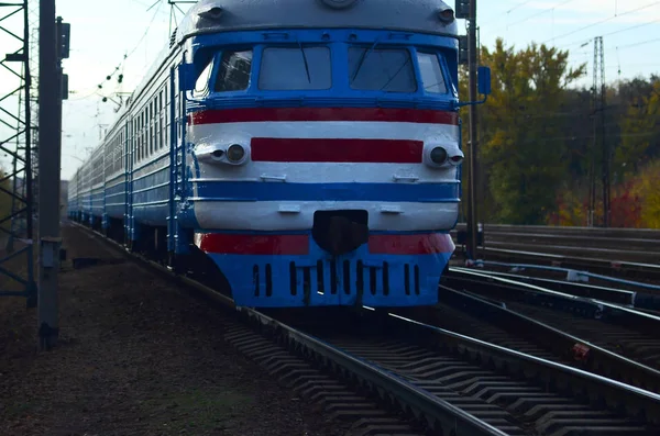 Stary radziecki pociąg elektryczny z przestarzałym projektem poruszający się koleją — Zdjęcie stockowe