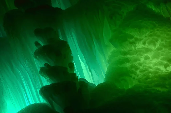 Grandes blocos de gelo congelado cachoeira ou fundo caverna — Fotografia de Stock