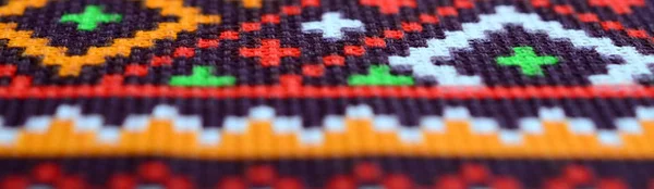 Traditionelle ukrainische Volkskunst gestrickt Stickmuster auf Textilstoff — Stockfoto