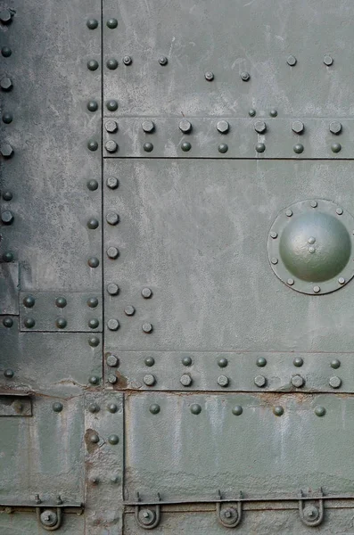 A tank oldalfala textúrájú, fémből készült, a csavarok és szegecsek sokaságával megerősített — Stock Fotó
