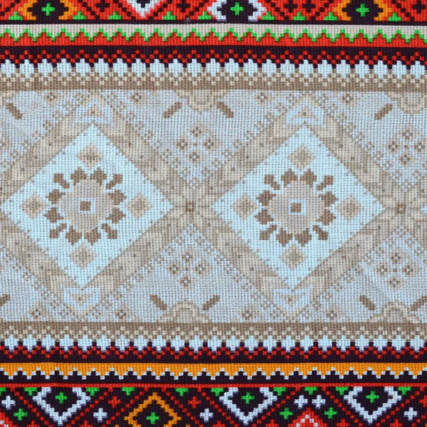 Traditionella ukrainska folk konst stickade broderi mönster på textil tyg — Stockfoto