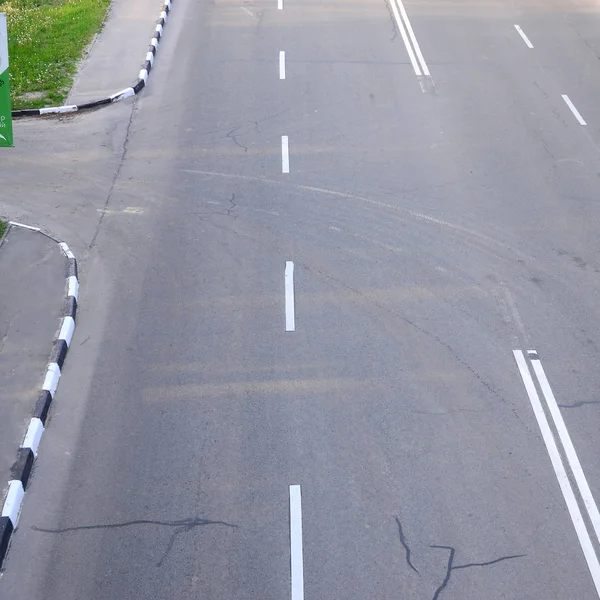 Beschädigte schlechte Asphaltstraße mit Schlaglöchern. Reparatur von Asphalt — Stockfoto