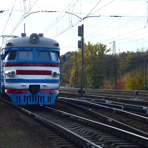 Velho trem elétrico soviético com design desatualizado movendo-se por via férrea — Fotografia de Stock