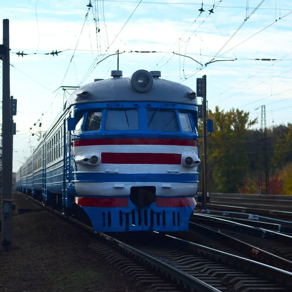 Velho trem elétrico soviético com design desatualizado movendo-se por via férrea — Fotografia de Stock