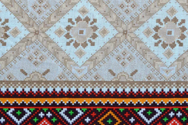 テキスタイルファブリック上の伝統的なウクライナの民俗芸術ニット刺繍パターン — ストック写真