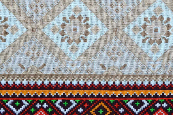 Traditionella ukrainska folk konst stickade broderi mönster på textil tyg — Stockfoto