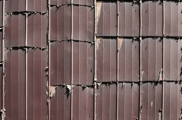 Ржавый стальной металл с треснувшей краской, гранж-фон — стоковое фото