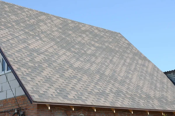 Flexible Dachschindeln aus Bitumen auf dem Ziegelhaus — Stockfoto
