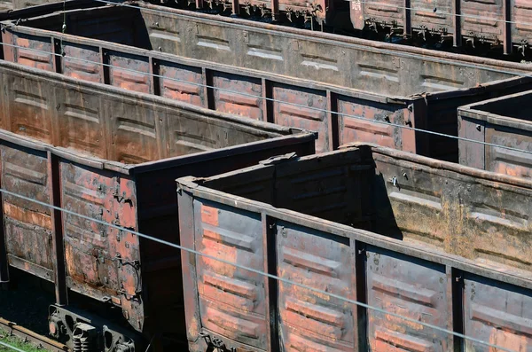 Yaz gününde raylar üzerinde eski boş paslı tren arabaları