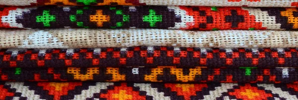 Стек традиционного украинского народного искусства трикотажные узоры на текстильной ткани — стоковое фото