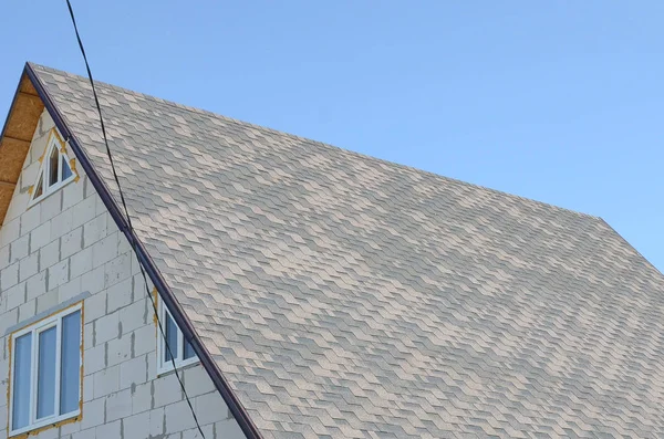 Flexibele gordelroos van bitumen dakbedekking oppervlak op de bakstenen huis — Stockfoto