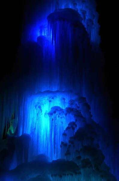 Duże bloki lodu mrożone wodospad lub w tle jaskini — Zdjęcie stockowe