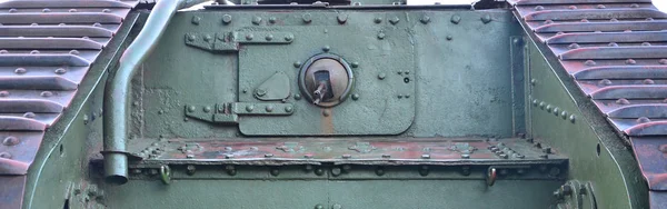 Textura da parede lateral do tanque, feita de metal e reforçada com uma infinidade de parafusos e rebites — Fotografia de Stock