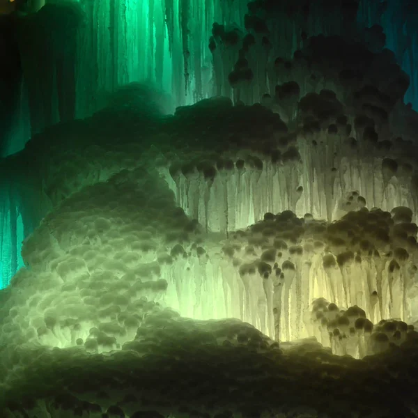 Grandes bloques de hielo congelado cascada o fondo de caverna —  Fotos de Stock