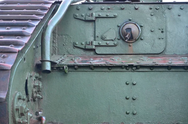 Текстура бокової стіни танка, зроблена з металу і посилена безліччю болтів і заклепок — стокове фото