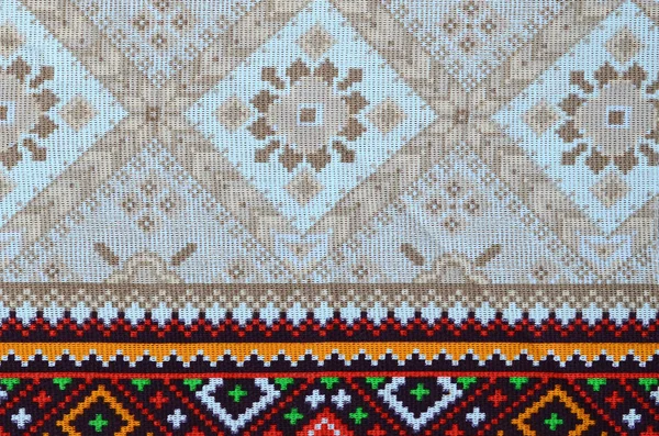 Traditionelle ukrainische Volkskunst gestrickt Stickmuster auf Textilstoff — Stockfoto