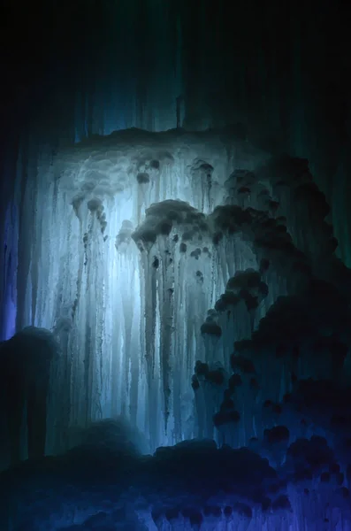Grandes bloques de hielo congelado cascada o fondo de caverna — Foto de Stock