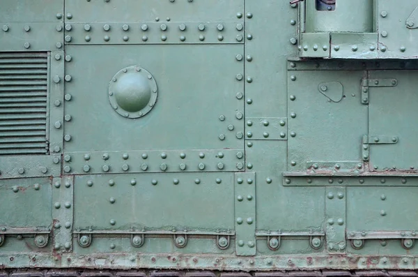 Doku tank yan duvar, metal yapılmış ve cıvata ve perçin çok sayıda ile güçlendirilmiş — Stok fotoğraf
