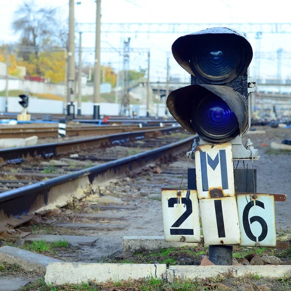 Semafor z palącym się niebieskim światłem. Skrzyżowanie torów kolejowych — Zdjęcie stockowe
