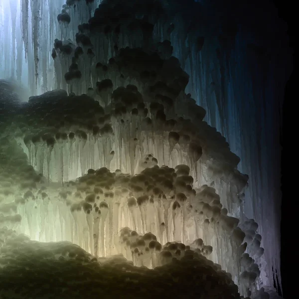 Grandes blocos de gelo congelado cachoeira ou fundo caverna — Fotografia de Stock