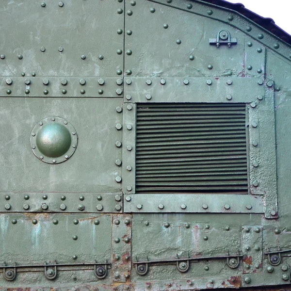 Textura de la pared lateral del tanque, hecha de metal y reforzada con una multitud de pernos y remaches — Foto de Stock