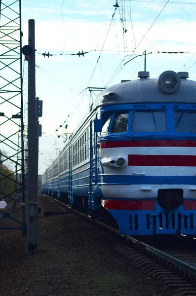 Vecchio treno elettrico sovietico con design obsoleto in movimento su rotaia — Foto Stock