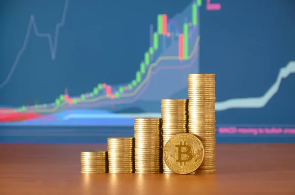Primer plano de Bitcoin moneda digital y dinero de moneda pilas — Foto de Stock