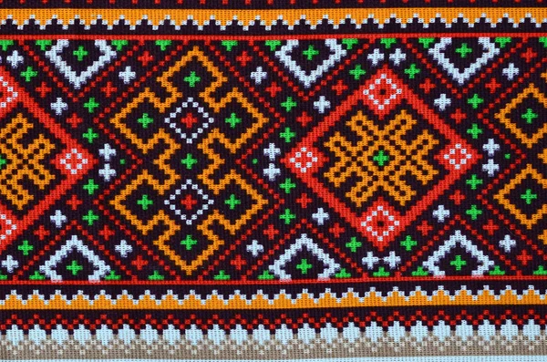 Traditionella ukrainska folk konst stickade broderi mönster på textil tyg — Stockfoto