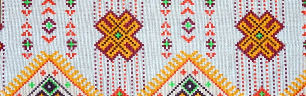 Traditionella ukrainska folk konst stickade broderi mönster på textil tyg — Stockfoto
