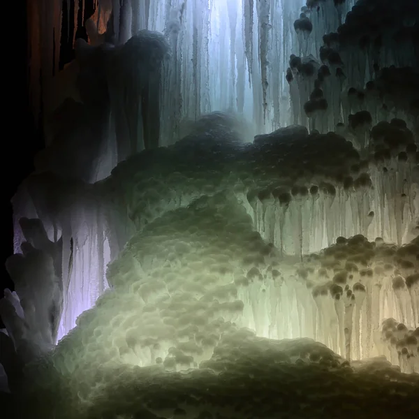 Grandes blocos de gelo congelado cachoeira ou fundo caverna — Fotografia de Stock